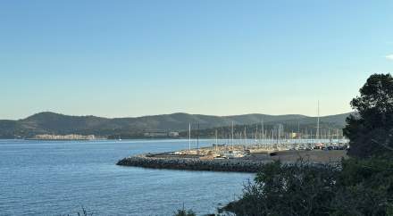 Hôtel Bord de Plage Var, Lavandou · Les Flots Bleus