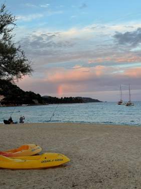 Hôtel Bord de Plage Var, Lavandou · Les Flots Bleus