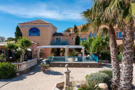 Les flots bleus hotel · Room · Le Lavandou