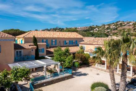 Hôtel Bord de Plage Var, Lavandou · Les Flots Bleus